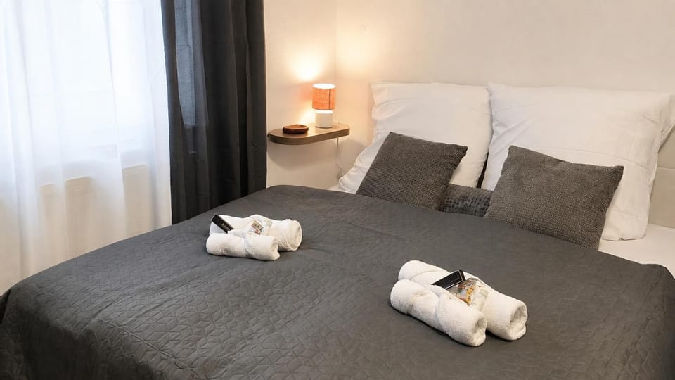 Bed, Photo of the whole room, towels