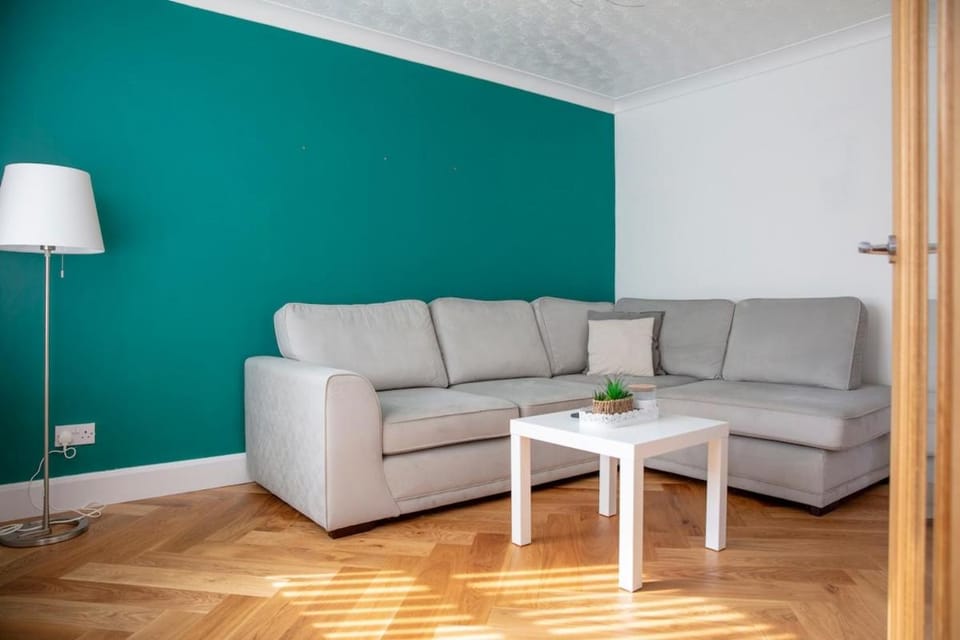 5-Bed Home - Free Parking - Contractor Friendly Apartment in Horsham