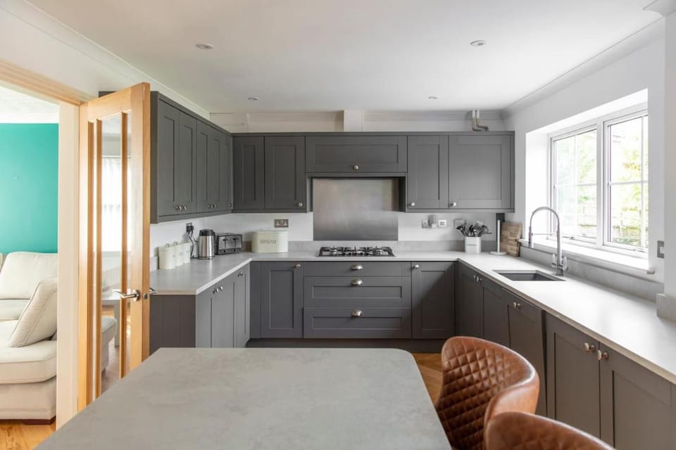 5-Bed Home - Free Parking - Contractor Friendly Apartment in Horsham