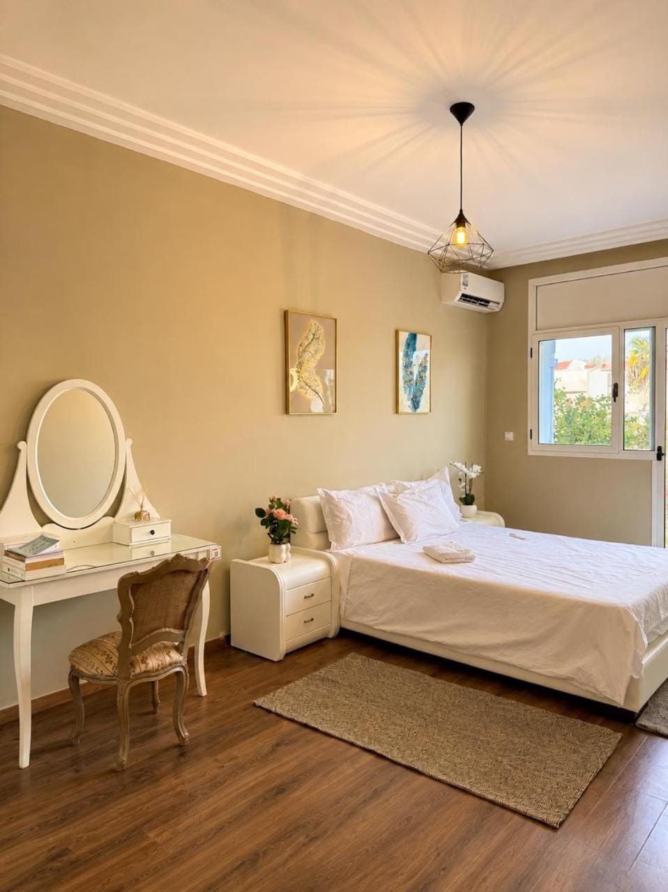Bed, Photo of the whole room, Seating area, Bedroom, towels