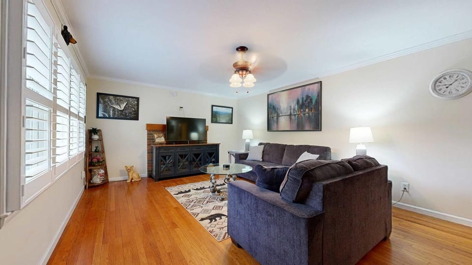 Cozy dog-friendly house fenced backyard outdoor seating deck central air wifi House in Fletcher