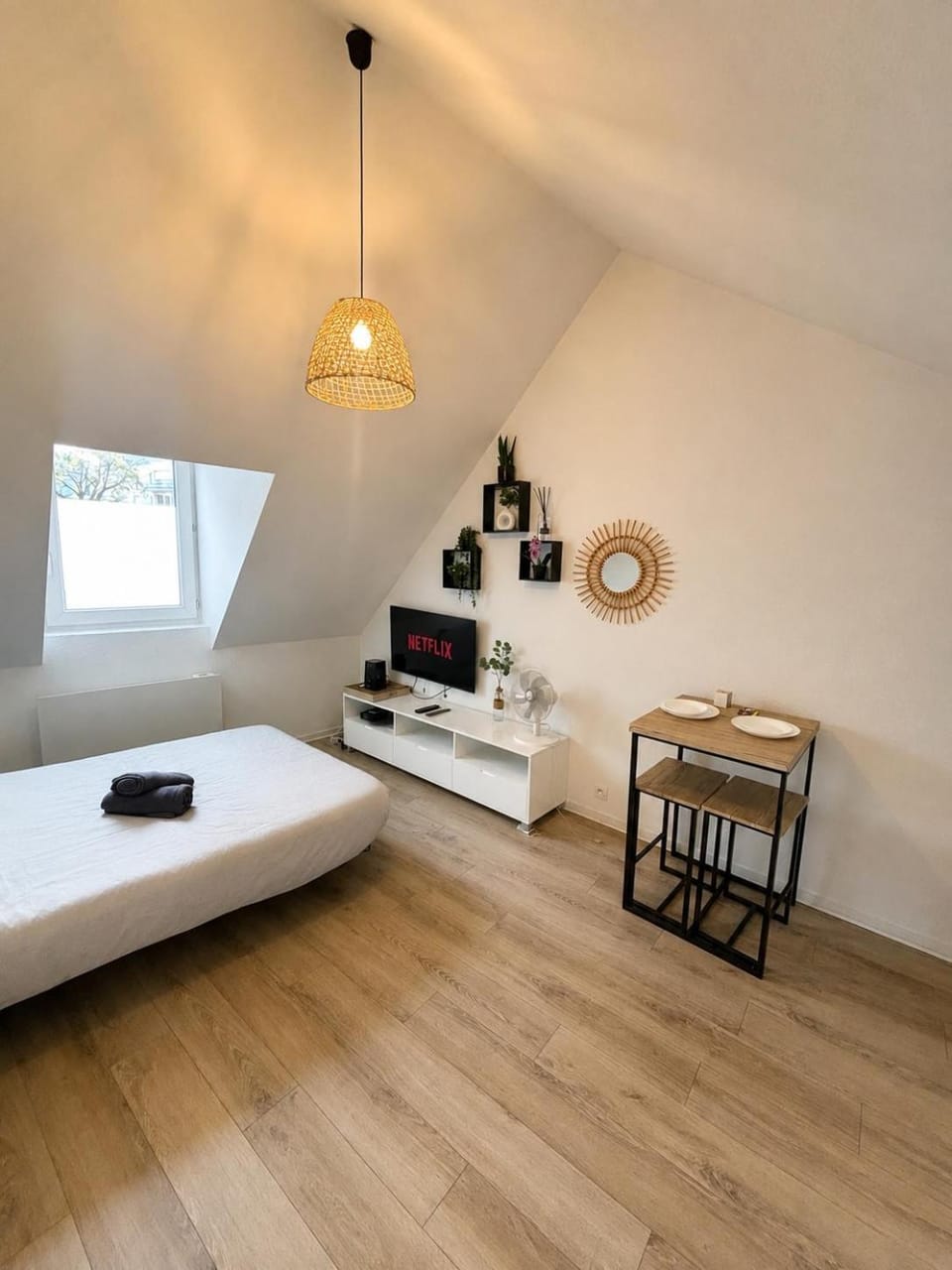 Bed, Living room, Photo of the whole room, Bedroom