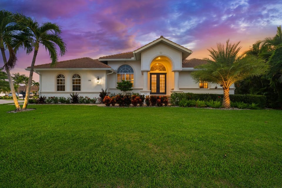 Casa Brisa - Walk to South Beach and Swim in Your Villa's Heated Pool Villa in Marco Island