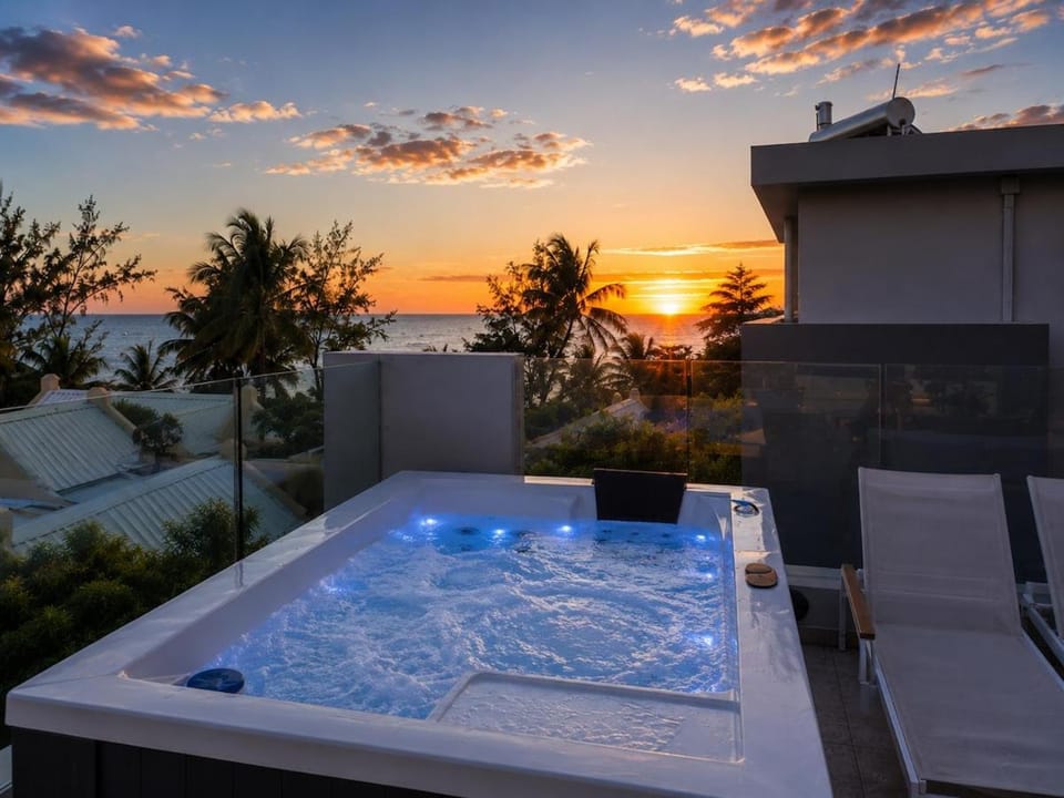 Romantic Couples Stay - Jacuzzi Beachfront Views Apartment in Rivière Noire District, Mauritius