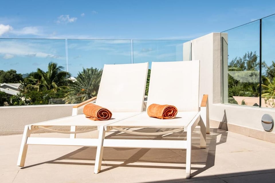 Romantic Couples Stay - Jacuzzi Beachfront Views Apartment in Rivière Noire District, Mauritius
