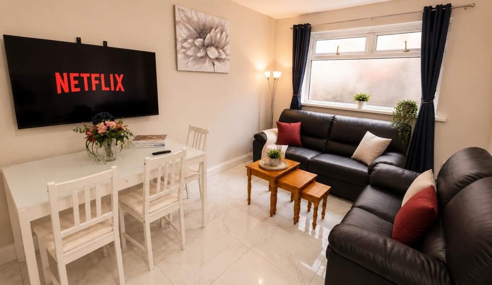 Communal lounge/ TV room, TV and multimedia, Living room, Seating area, Dining area, Evening entertainment
