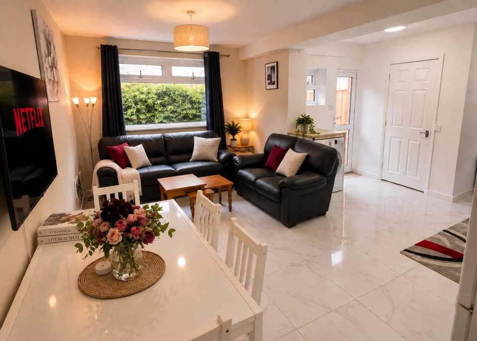 TV and multimedia, Living room, Seating area, Dining area