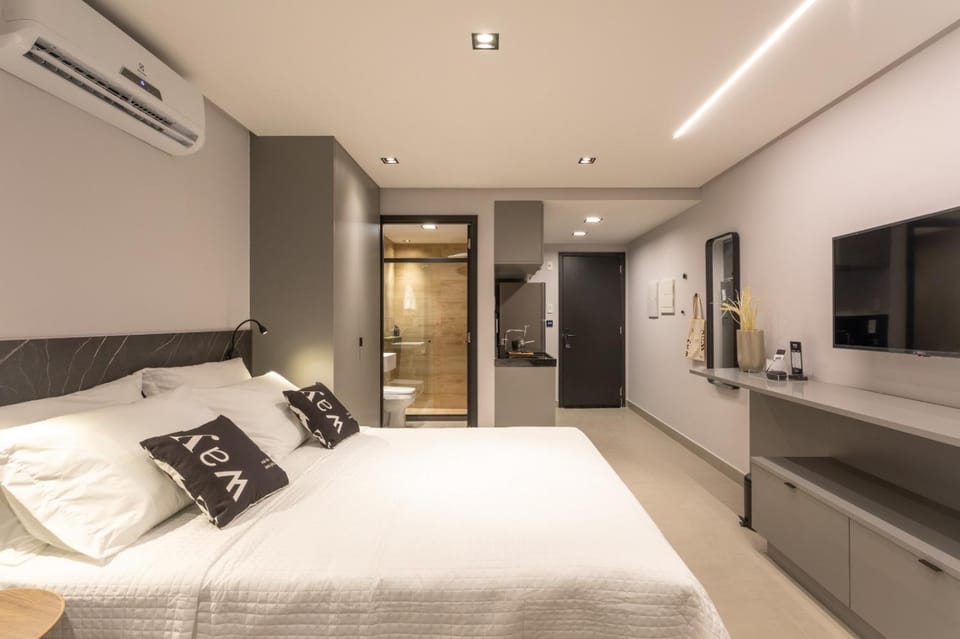 Bed, TV and multimedia, Bedroom