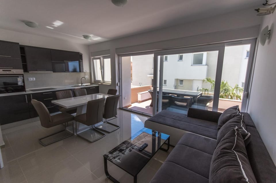 Kitchen or kitchenette, Living room, Living room, Seating area, Dining area