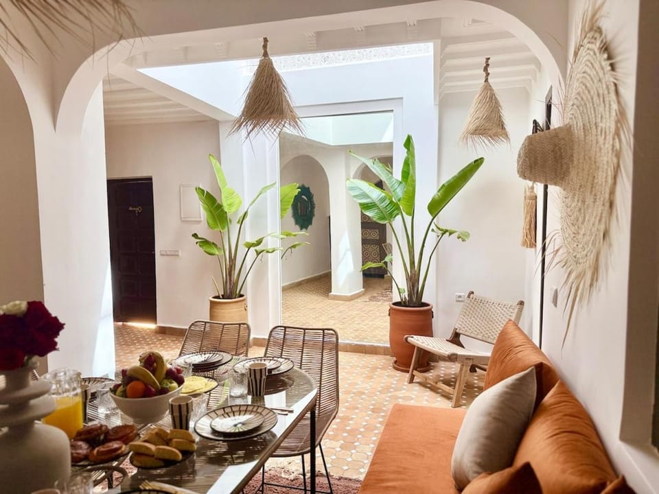 Dar Mizaa with breakfast & pool & city center & private riad Villa in Marrakesh