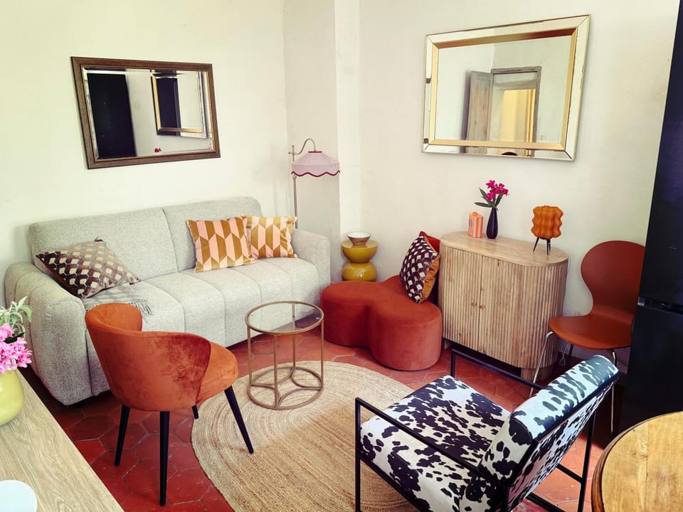 Bed, Living room, Seating area