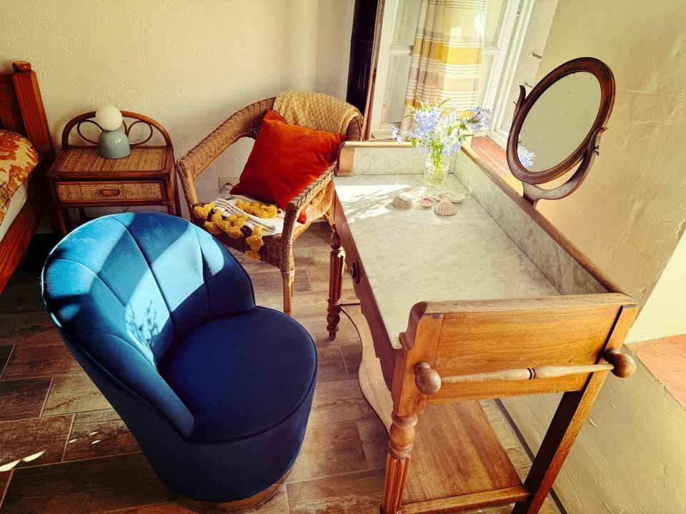 Photo of the whole room, Seating area, Bedroom