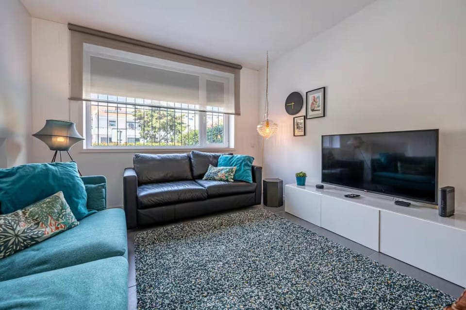 Communal lounge/ TV room, TV and multimedia, Living room, Seating area, Evening entertainment