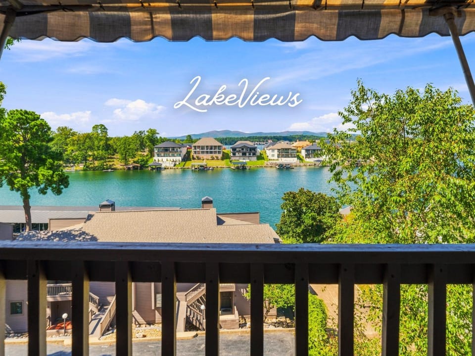 View (from property/room), Balcony/Terrace, Seating area, Lake view