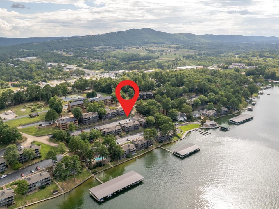 Property building, Natural landscape, Bird's eye view, Garden, Lake view, Mountain view