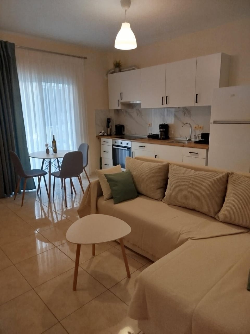 Kitchen or kitchenette, Living room, Seating area, Dining area, stove
