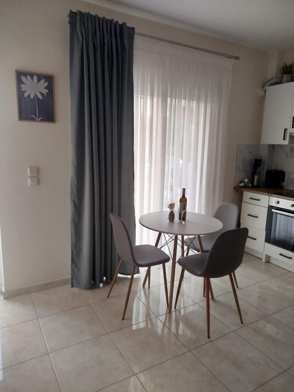 Kitchen or kitchenette, Seating area, Dining area, stove