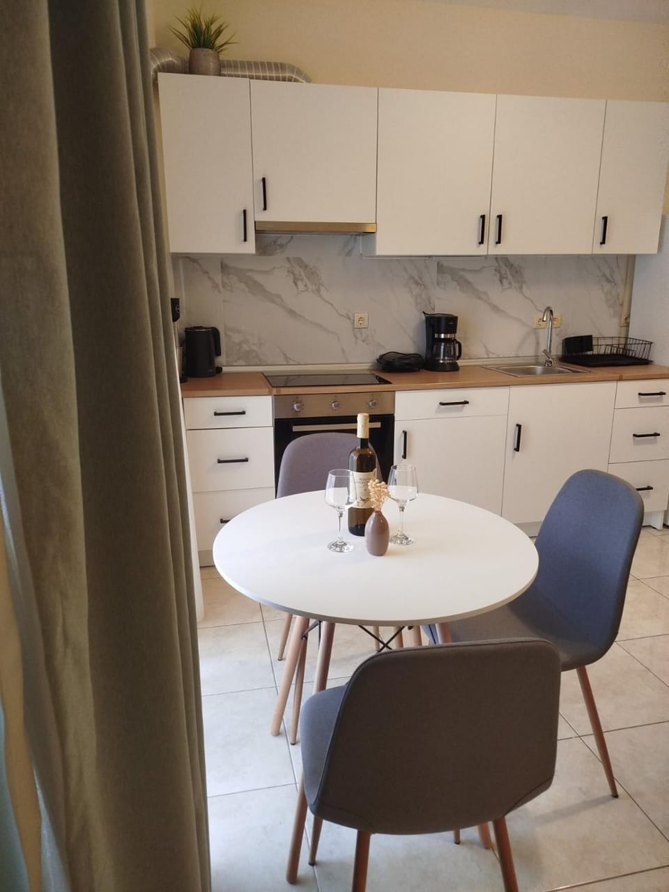 Kitchen or kitchenette, Dining area, stove