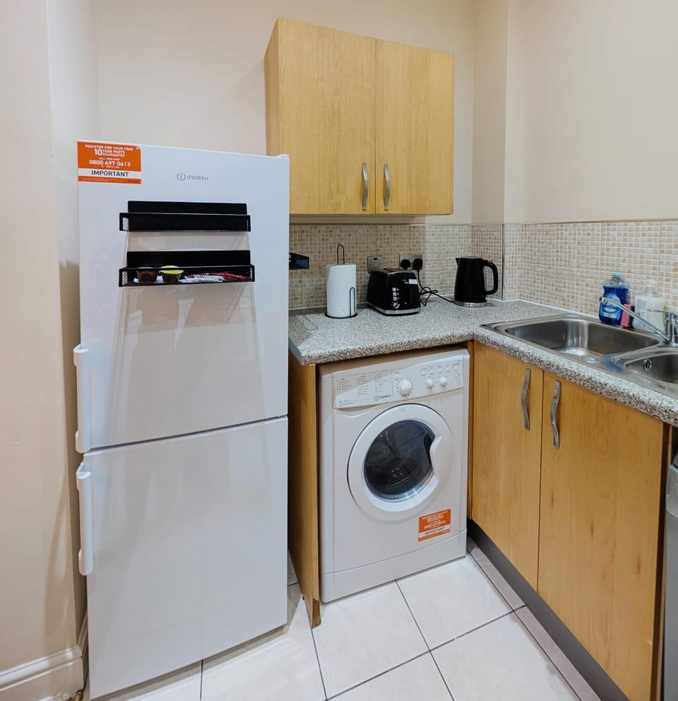 Coffee/tea facilities, Kitchen or kitchenette, stove, toaster, washing machine