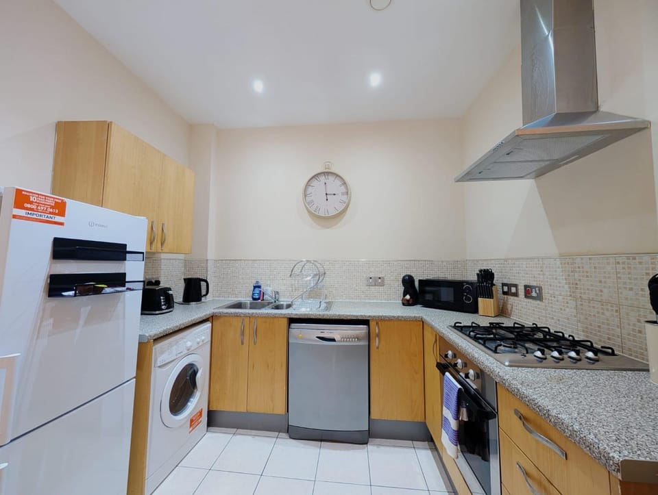 Coffee/tea facilities, Kitchen or kitchenette, oven, stove, toaster, washing machine