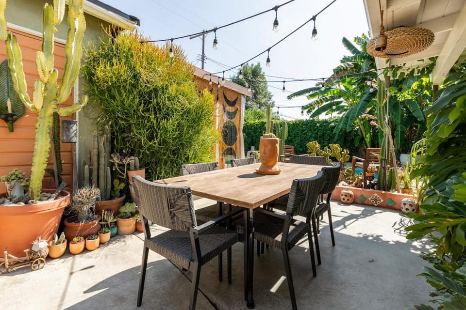 420 Friendly Plant Lover's Paradise With Huge Pool, Hot Tub Apartment in Reseda