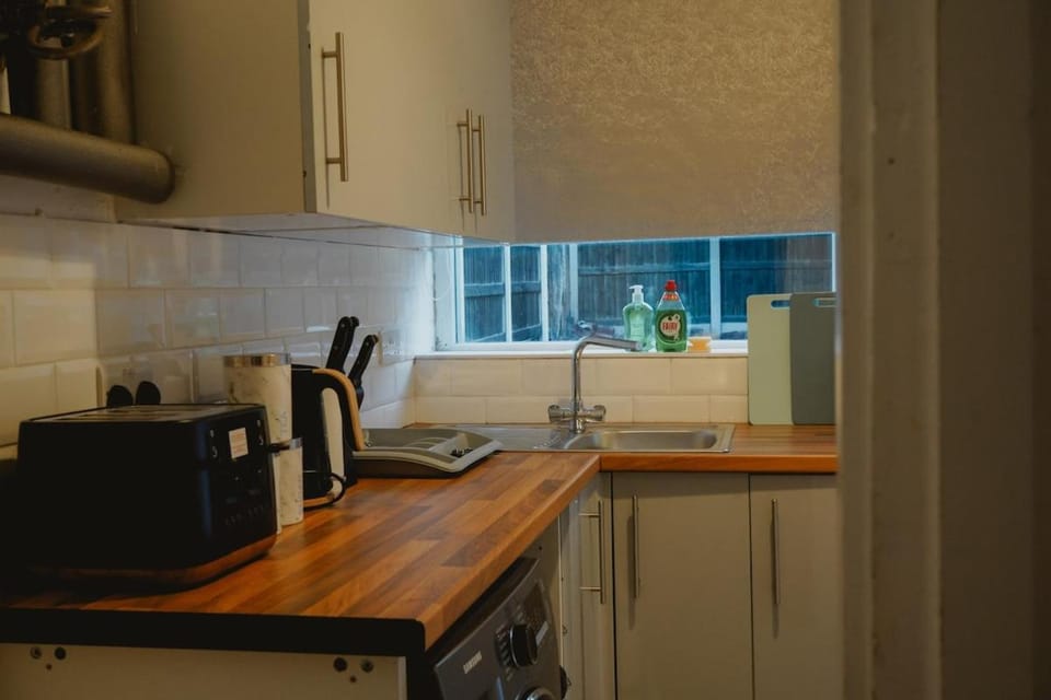 Coffee/tea facilities, Kitchen or kitchenette, oven, stove, toaster