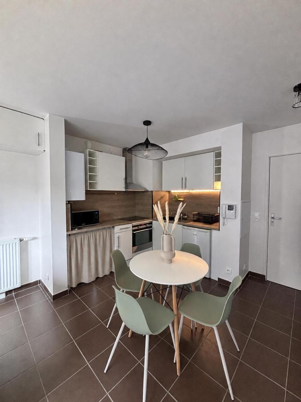 Kitchen or kitchenette, Dining area, stove