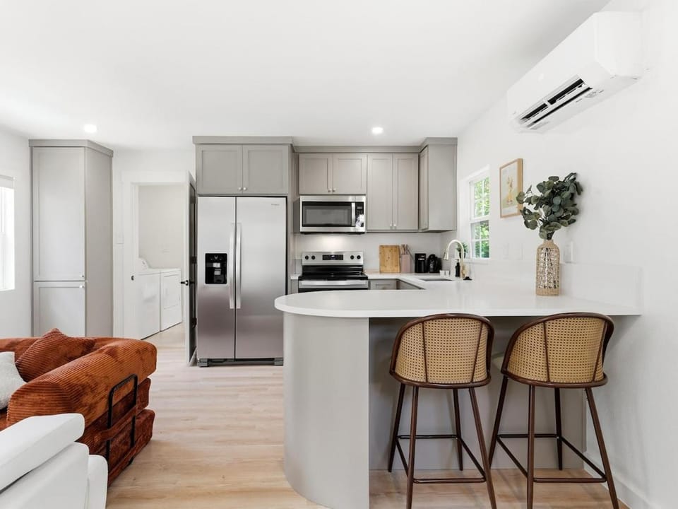 Kitchen or kitchenette, Seating area, oven, air conditioner