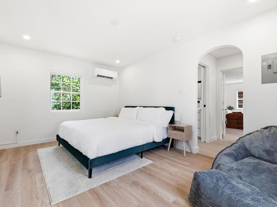 Bed, Bedroom, air conditioner