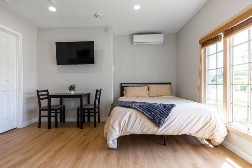 Cozy Casas Bright Modern Suite House in El Cajon