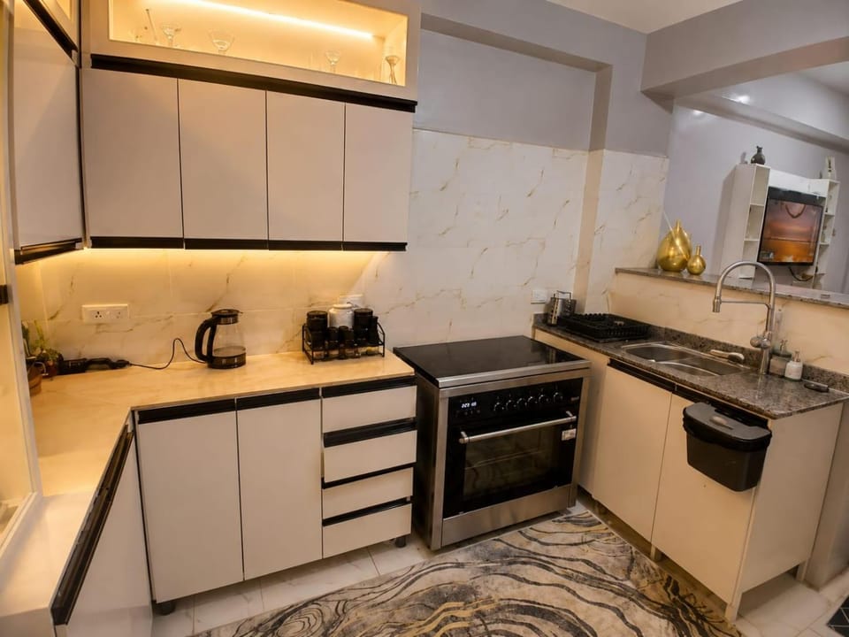 Coffee/tea facilities, Kitchen or kitchenette, oven, stove