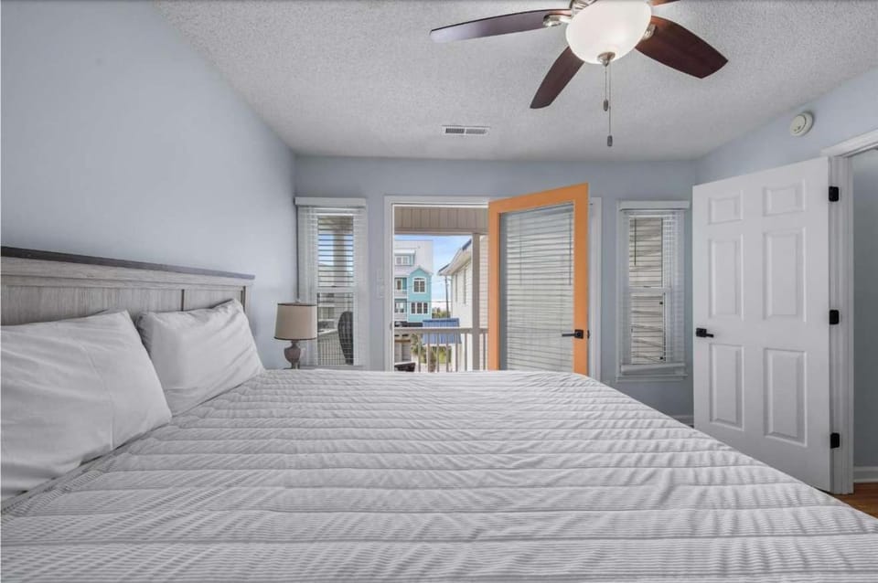 Sunny Coastal Cottage Near the Beach House in North Myrtle Beach