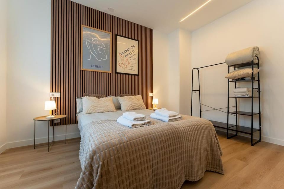 luxe apt parking train station green area Apartment in Santander
