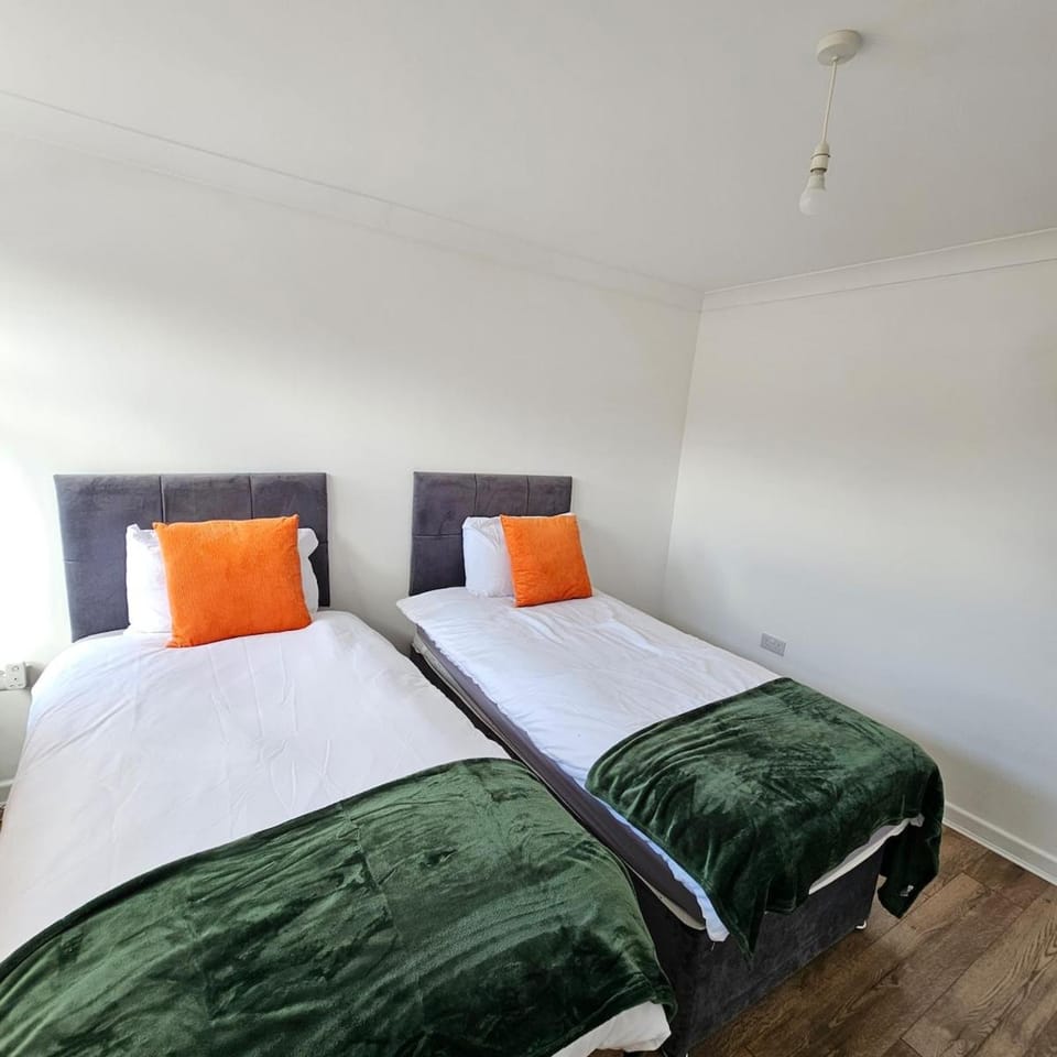 Comfortable 4-Bed Home ideal for Contractors & Families Apartment in Wolverhampton