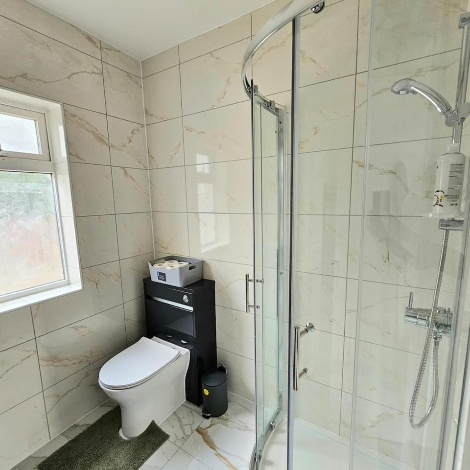 Comfortable 4-Bed Home ideal for Contractors & Families Apartment in Wolverhampton