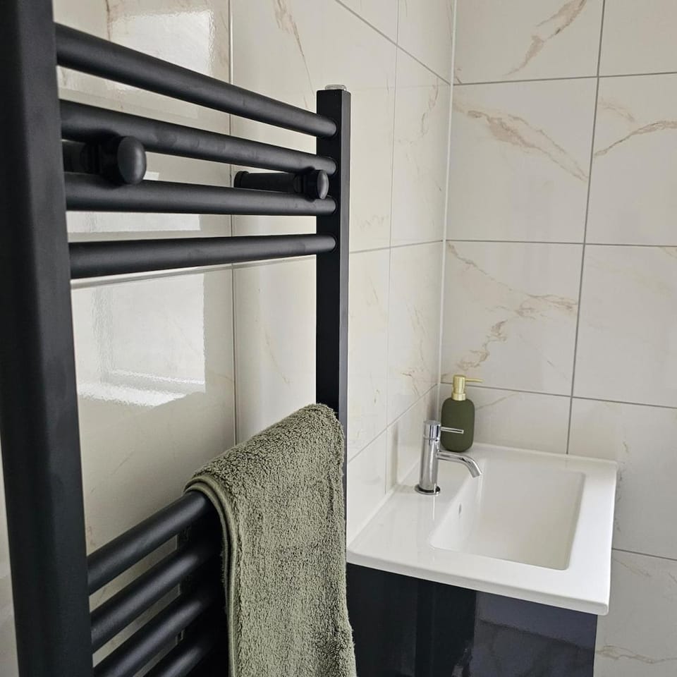 Comfortable 4-Bed Home ideal for Contractors & Families Apartment in Wolverhampton