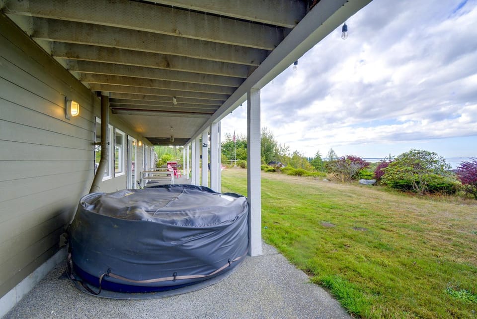 Puget Sound Views & Patio: Point No Point Apt Apartment in Hansville
