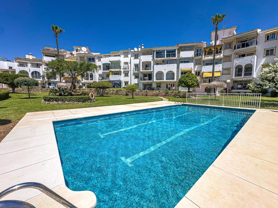 Property building, Day, Pool view, Swimming pool, Swimming pool