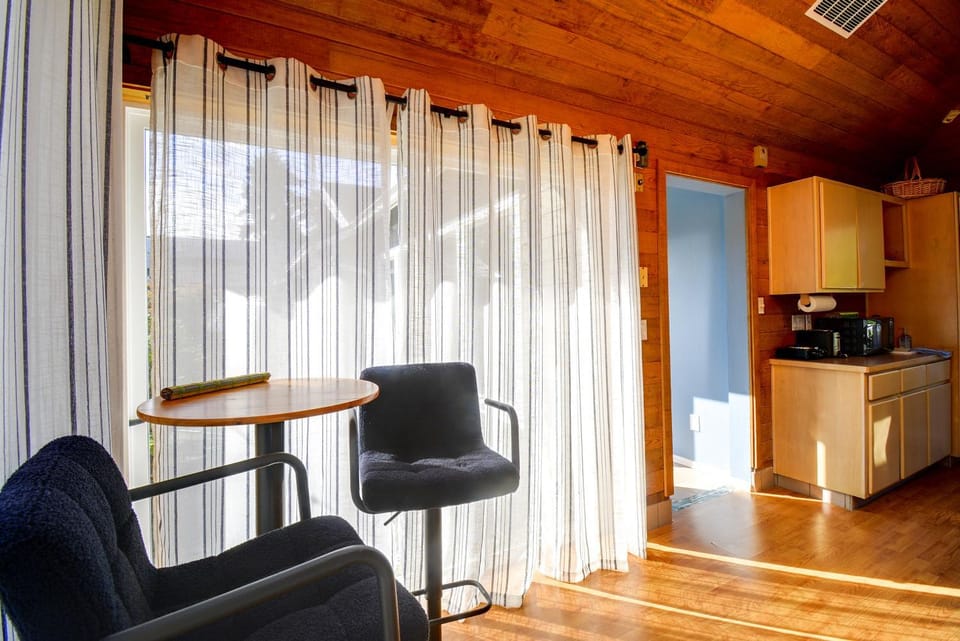 Walk to Beach! Kitsap Coast Retreat w/ Hot Tub Apartment in Hansville