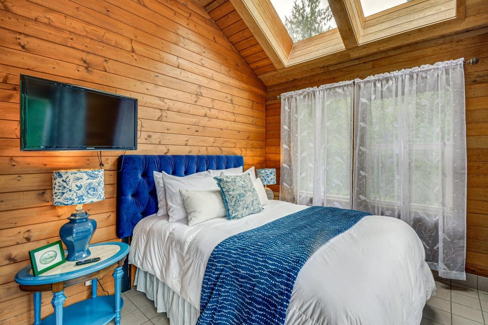 Walk to Beach! Kitsap Coast Retreat w/ Hot Tub Apartment in Hansville