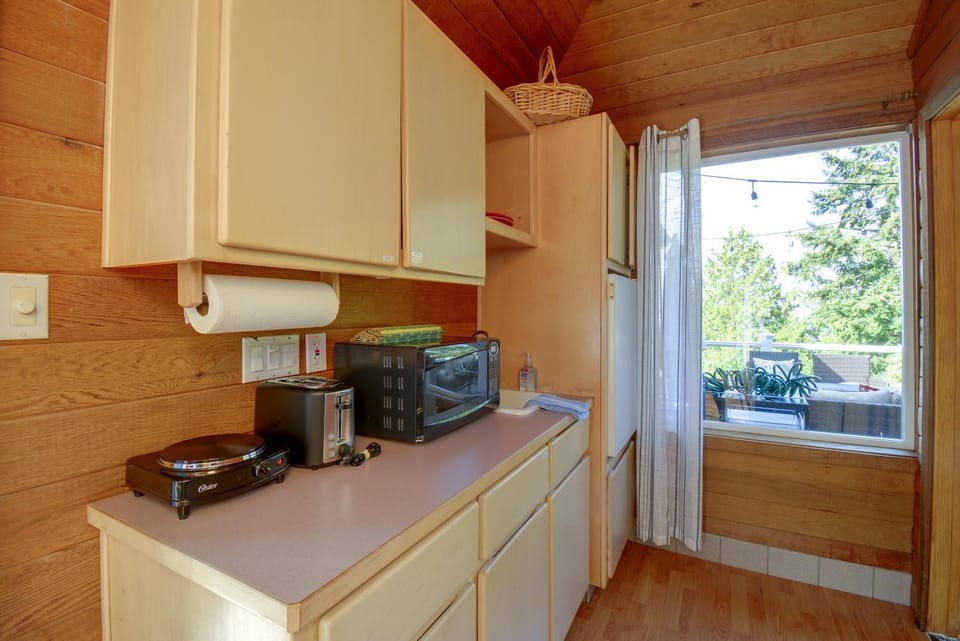 Walk to Beach! Kitsap Coast Retreat w/ Hot Tub Apartment in Hansville