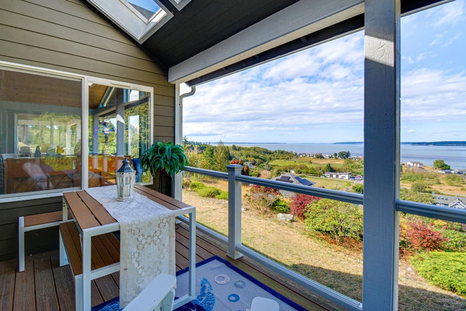 Sound-View Deck! Retreat Near Point No Point Light Apartment in Hansville