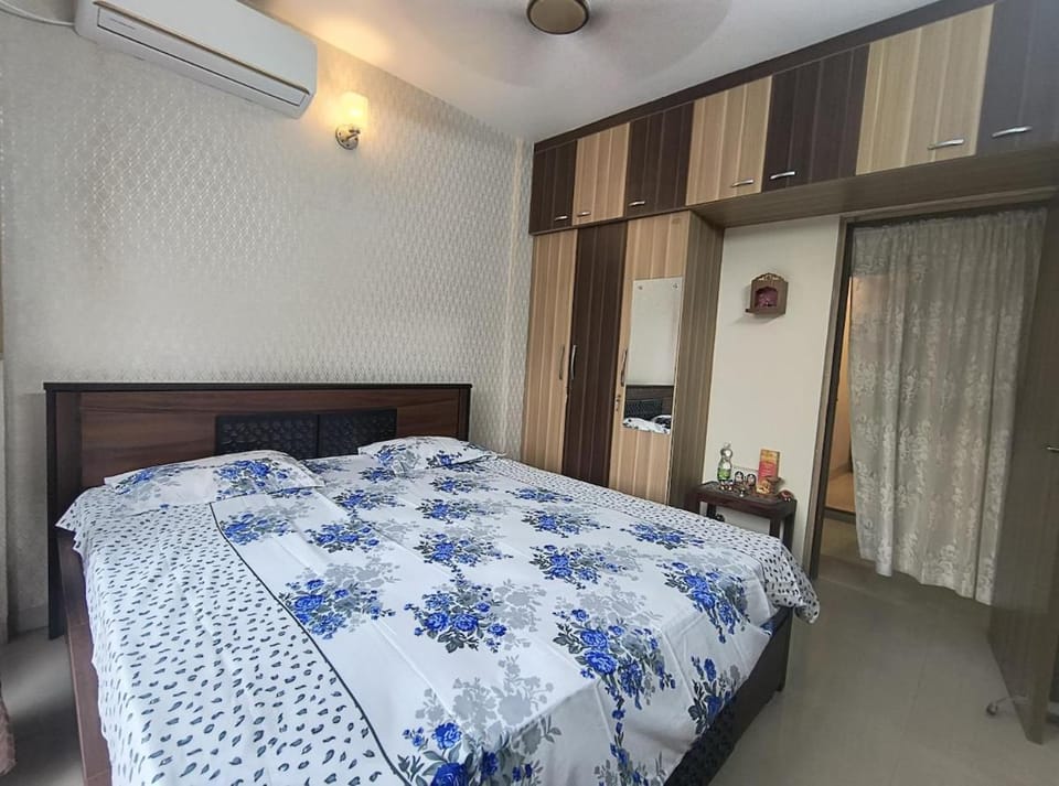 Riverside Calm-Charming, Airy Flat Near Ganges Apartment in Kolkata