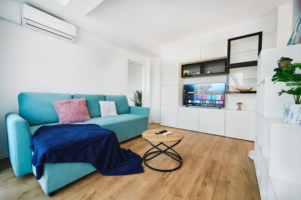 TV and multimedia, Living room, Seating area, air conditioner