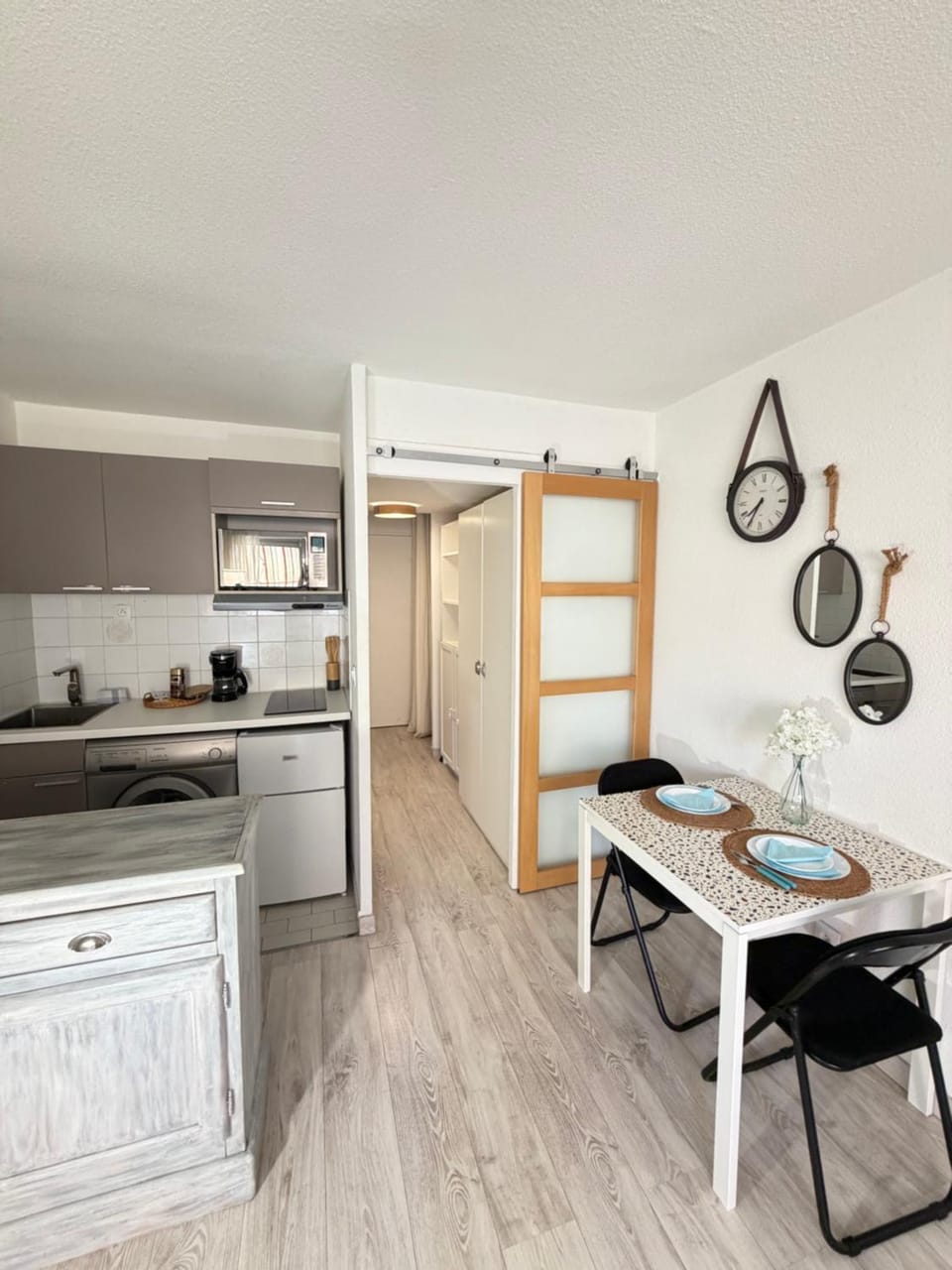 Kitchen or kitchenette, Dining area, oven