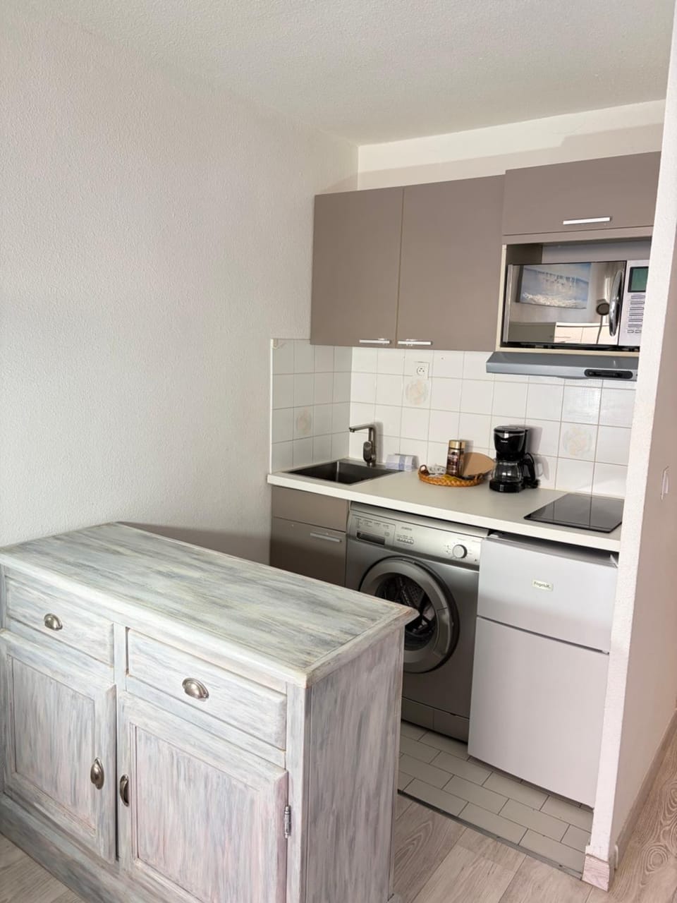 Coffee/tea facilities, oven, stove, kitchen