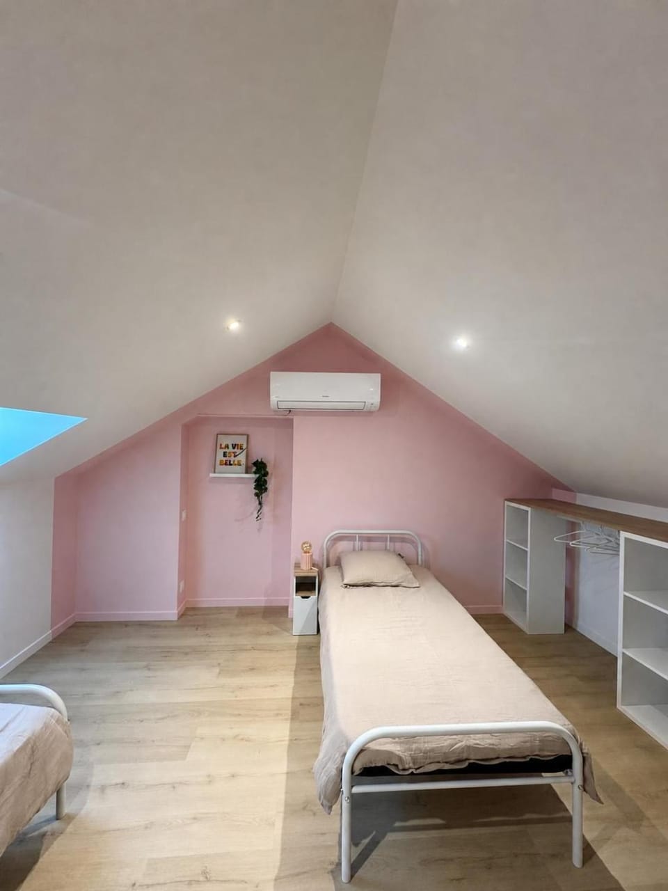 Photo of the whole room, air conditioner