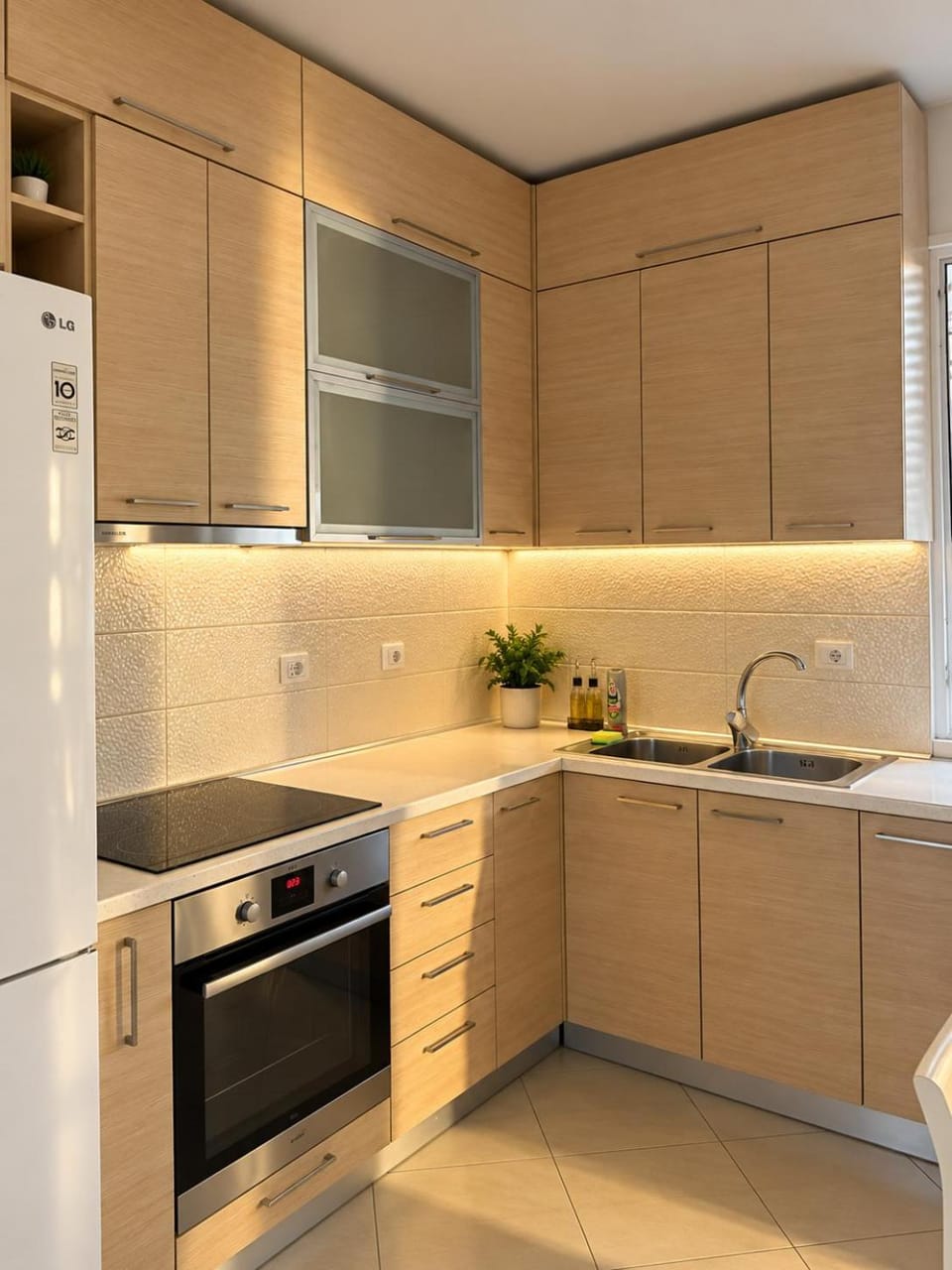 Kitchen or kitchenette, minibar, oven, stove