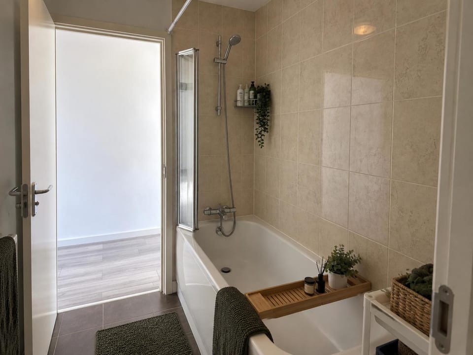 Dartford house for large groups near Bluewater House in Dartford