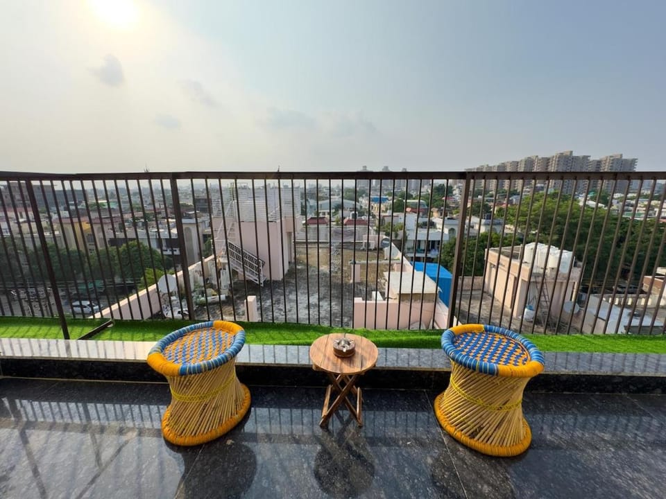 Skyline Luxe with Rooftop,Premium Luxury 1-Bedroom Apartment Near Golf Course Road, Gurugram ,Stylish & Cozy Urban Retreat Apartment in Gurugram